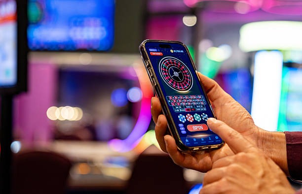 Side-by-side comparison: jupitertogel app on left showing push notification badge, browser interface on right displaying same live table