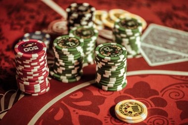 jupitertogel mobile app Sakong table interface showing cards, betting controls, and chat panel on smartphone screen